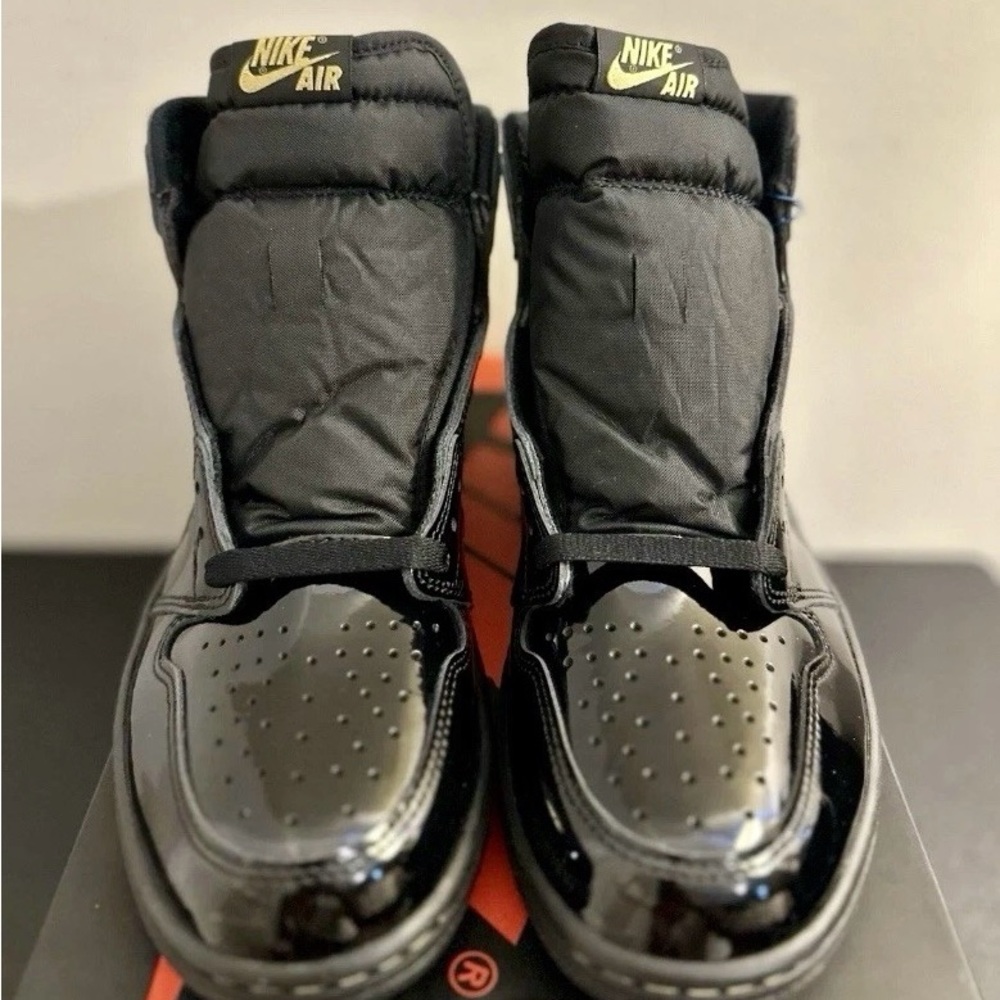 Jordan 1 Retro High Metallic Gold Black
Size 9.5